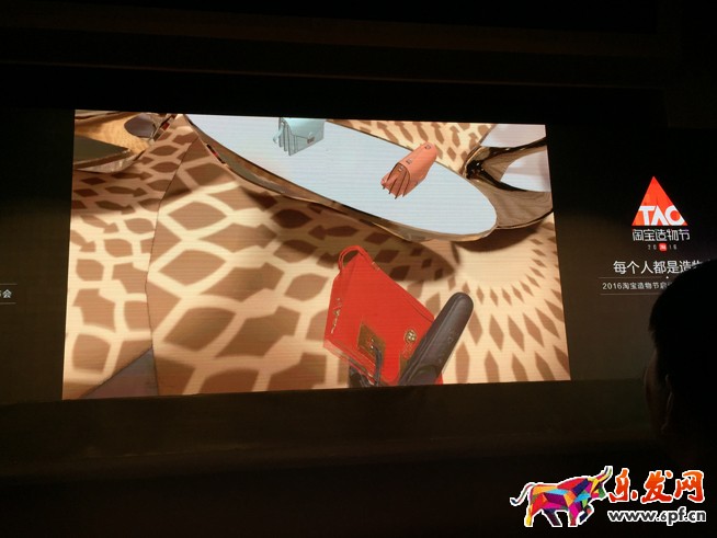 通過(guò)手柄很容易就把產(chǎn)品拿起來(lái)了 通過(guò)手柄很容易就把產(chǎn)品拿起來(lái)了