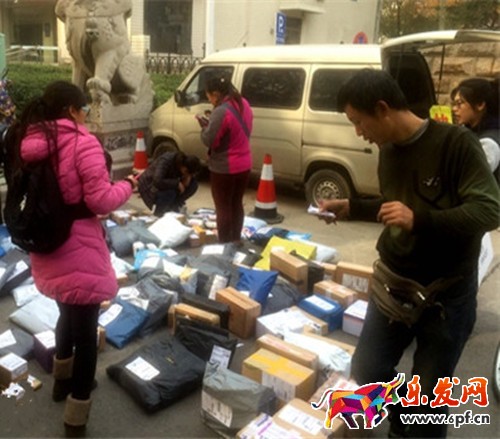 雙十一過后迎來收貨潮 大學(xué)校園被快遞&ldquo;占領(lǐng)&rdquo; 雙十一購物.jpg